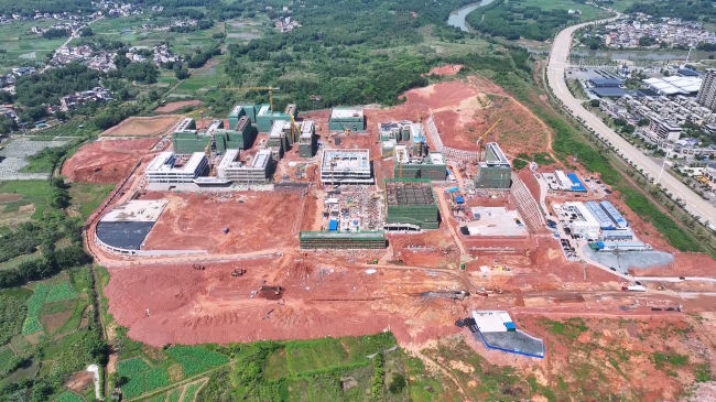 翁源县新区高级中学建设项目加速推进 预计7月底全面完工.mp4_20250517_165908.043.jpg