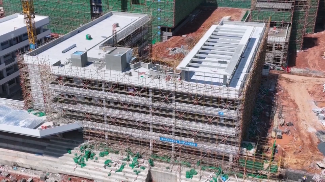 翁源县新区高级中学建设项目加速推进 预计7月底全面完工.mp4_20250517_165937.640.jpg