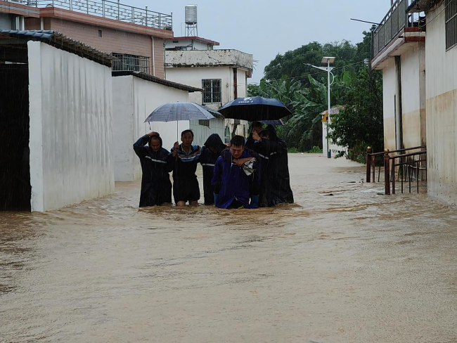 筑牢防汛“红色堤坝”守护群众生命财产安全——龙仙镇全力以赴做好防汛应急工作2.png