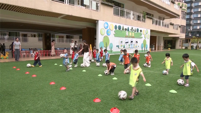 县总工会开设暑期爱心托管班 缓解职工“带娃难”.mp4_20250721_182247.630.jpg