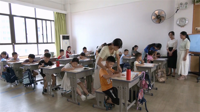 县总工会开设暑期爱心托管班 缓解职工“带娃难”.mp4_20250721_182237.143.jpg