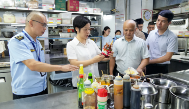 钟真督导检查节前安全生产、疫情防控及...