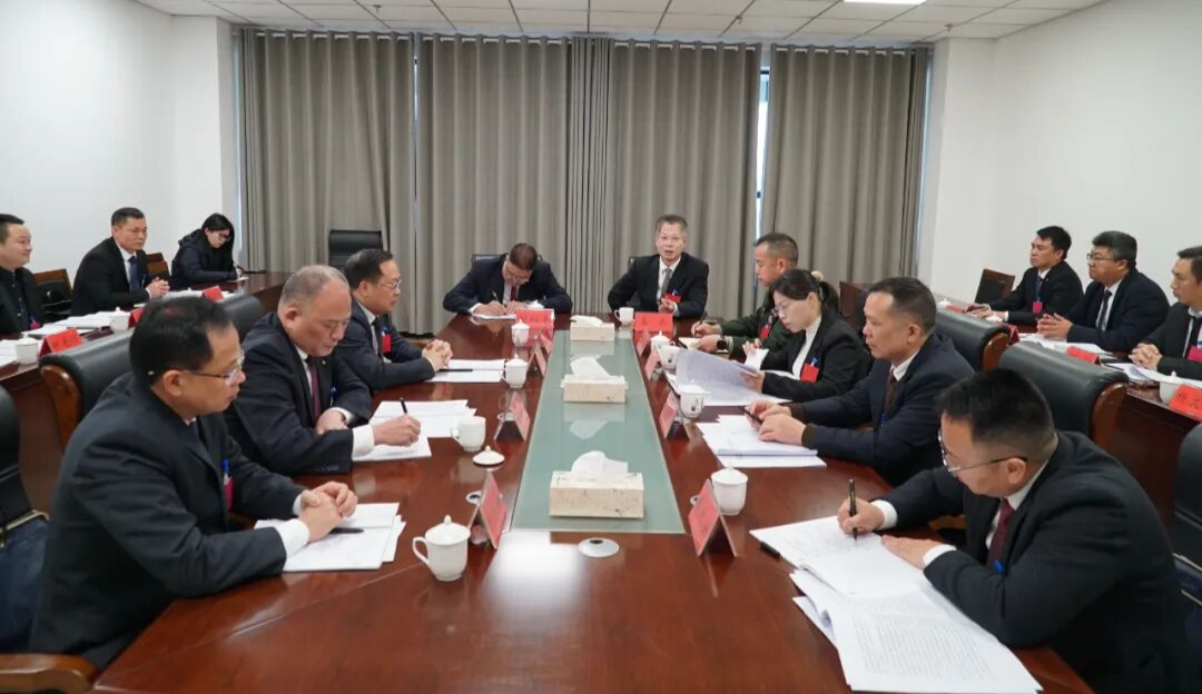 高忠参加县委十四届九次全会分组讨论