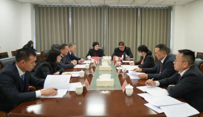 钟真参加县委十四届十次全会暨县委经济工作会议分组讨论