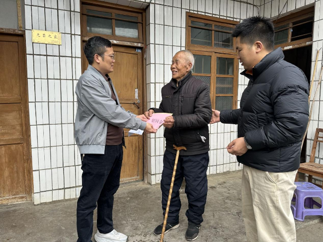 岁暖情浓，慰问暖心——坝仔镇党委开展春节前困难党员慰问活动1.png