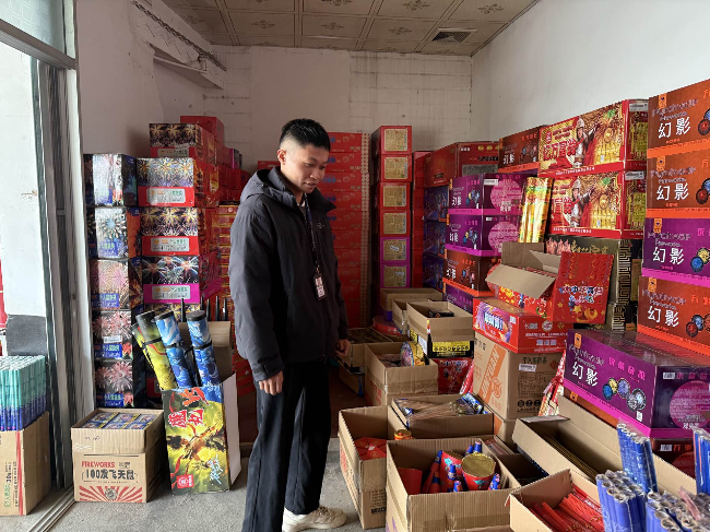 江尾镇开展节前烟花爆竹专项检查 筑牢安全防线.png