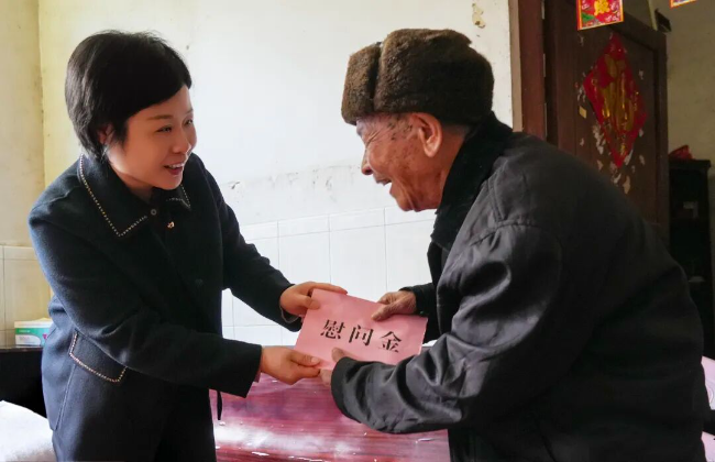 钟真带队到翁城镇开展春节前送温暖慰问...