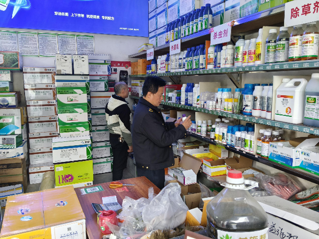 江尾镇开展春节前农资市场专项安全检查.png